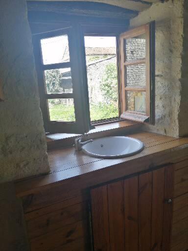 Traditional Stone Cottage Condac Экстерьер фото